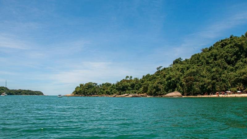 Praia Saco da Velha em Paraty: aventura e relaxamento na medida certa